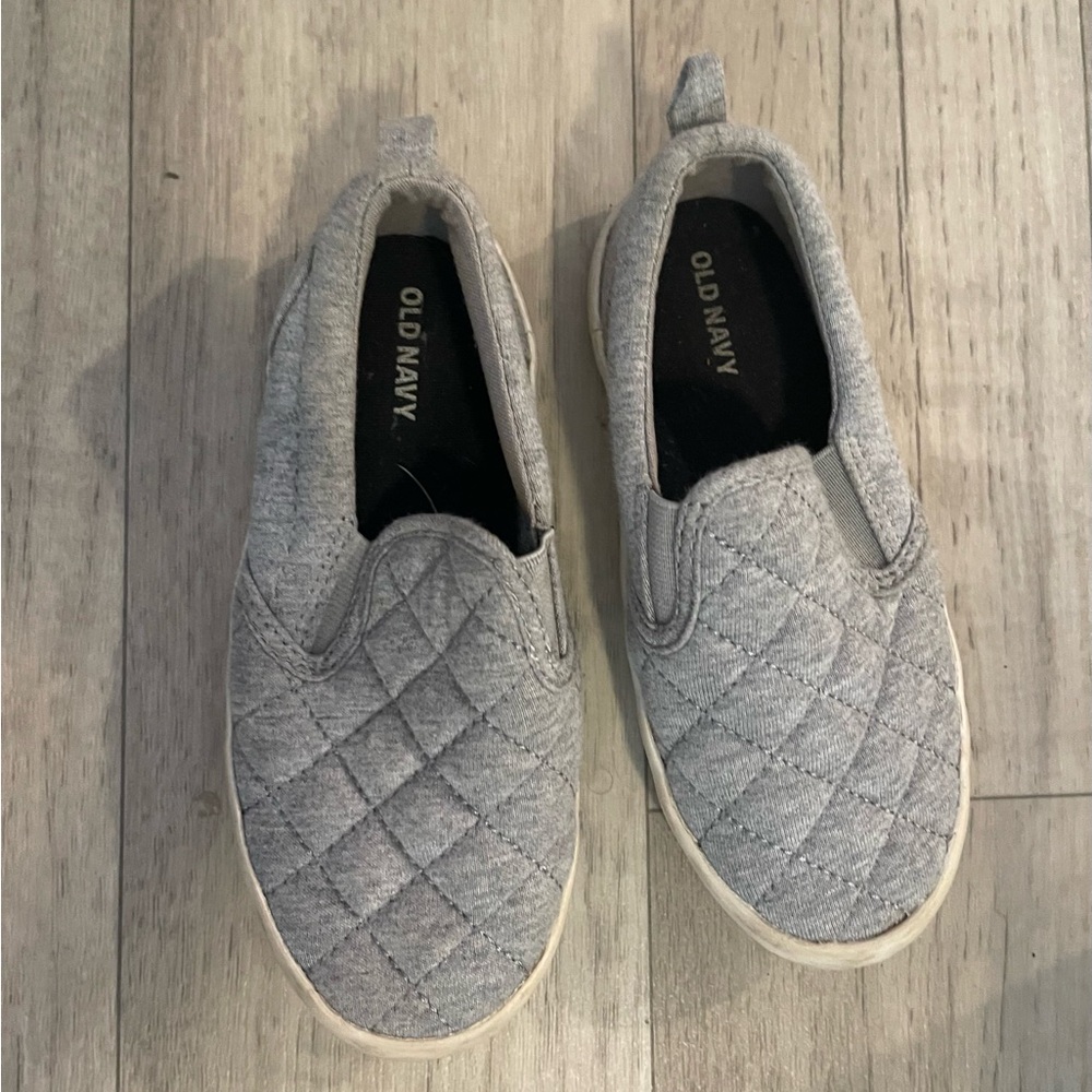 Old navy kids toddler quilted pull on gray sneakers 
Sz 10
